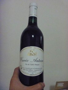 請(qǐng)好心人告訴我這是什么紅酒 是不是法國(guó)紅葡萄酒 現(xiàn)在每瓶的價(jià)格是多少 謝謝